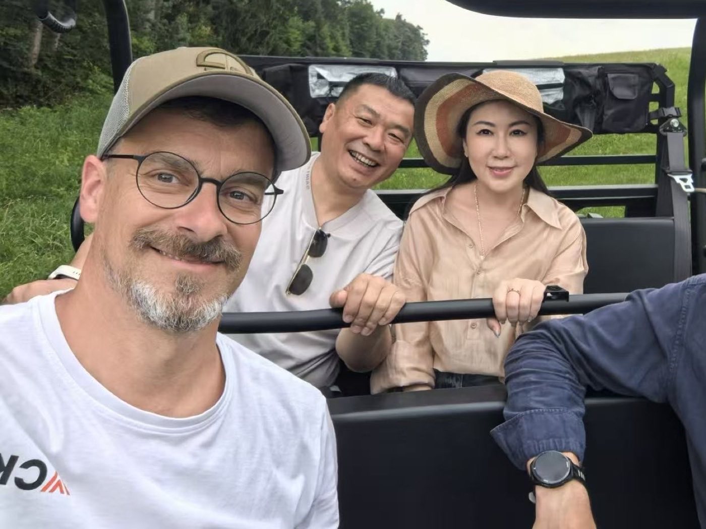 David Ertler mit Gästen im Buggy auf den Wiesen des Ertler Hofs