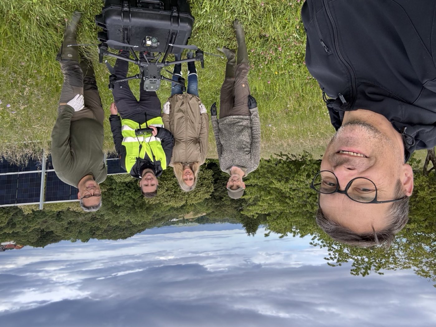 Besuchergruppe mit Drohne vor der Agri-PV-Anlage am Ertler Hof