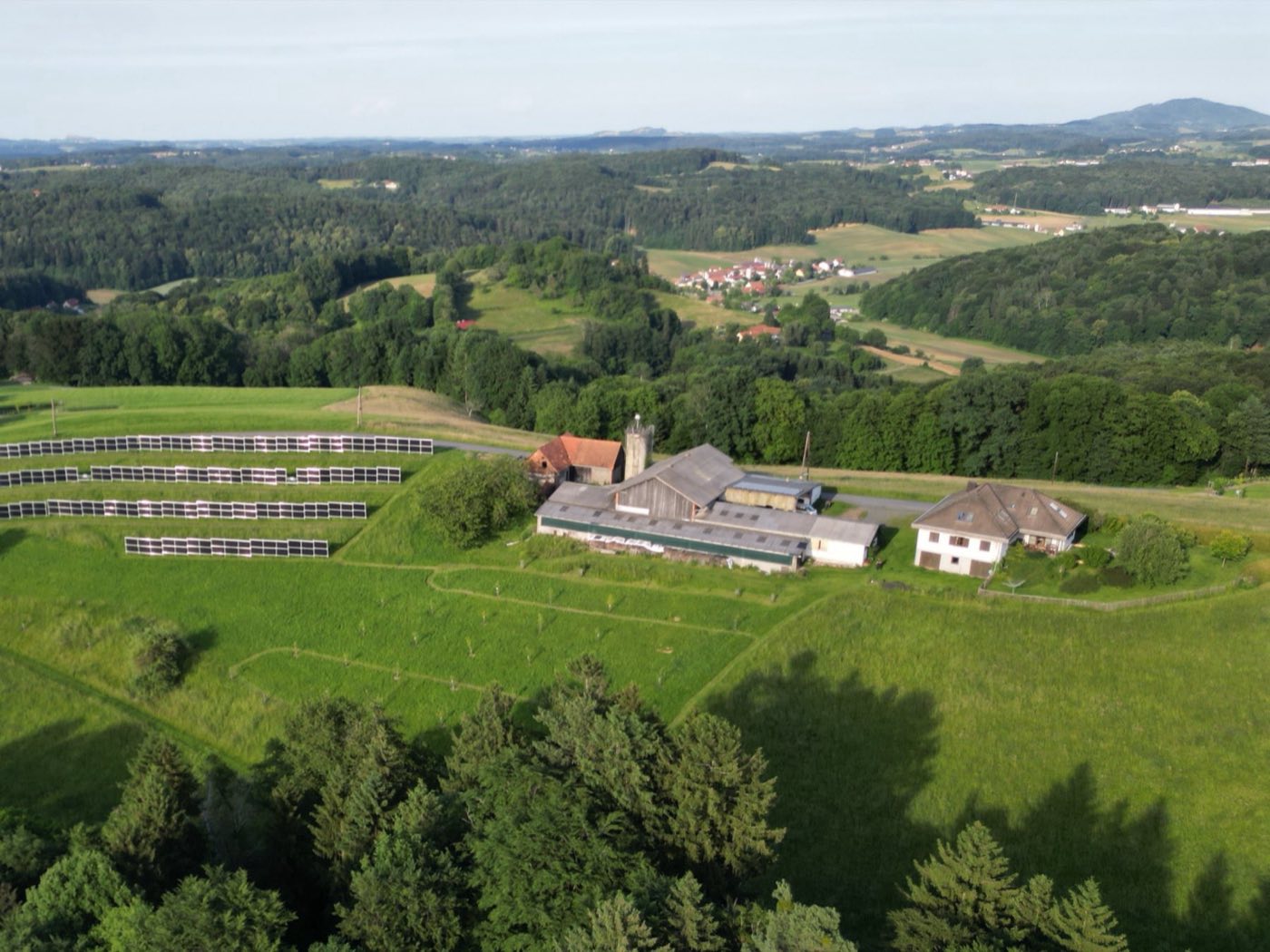 Luftaufnahme des Ertler Hofs von Süden, im Hintergrund die Ortschaft Wörth, der Gleichenberger Kogel und die Riegersburg