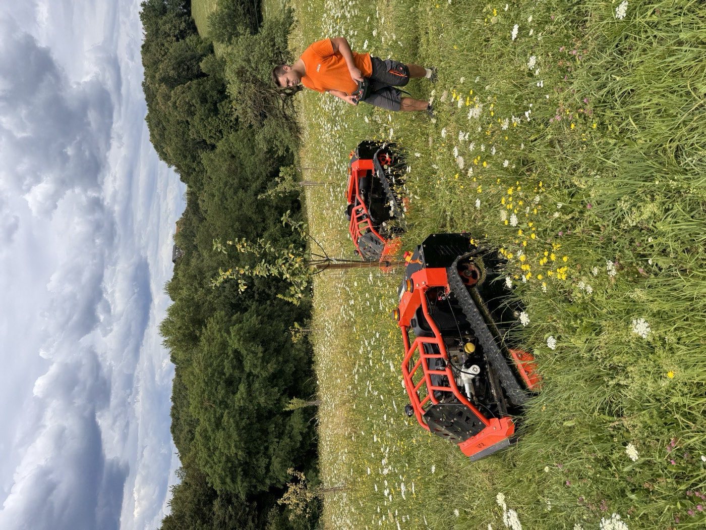 Zwei ferngesteuerte JACK-Mähraupen auf einer Steilfläche am Ertler Hof